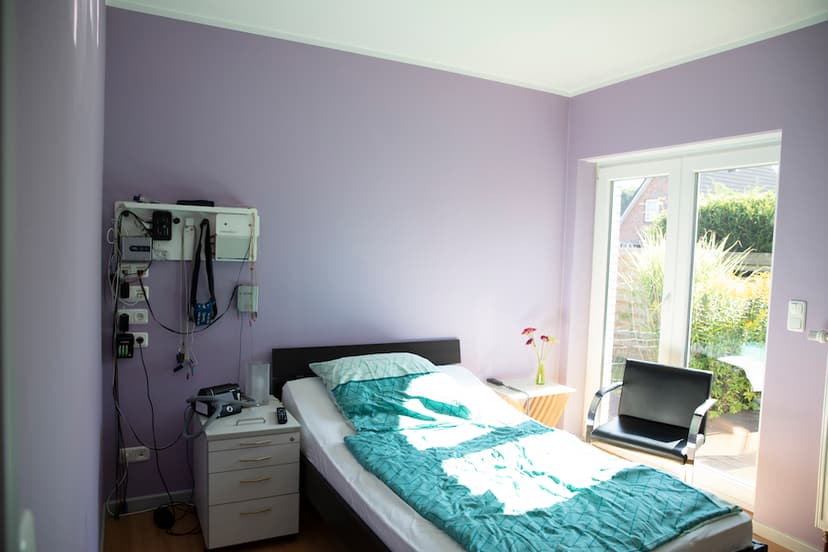 Persönlicher Schlafraum mit Bett und Monitoring